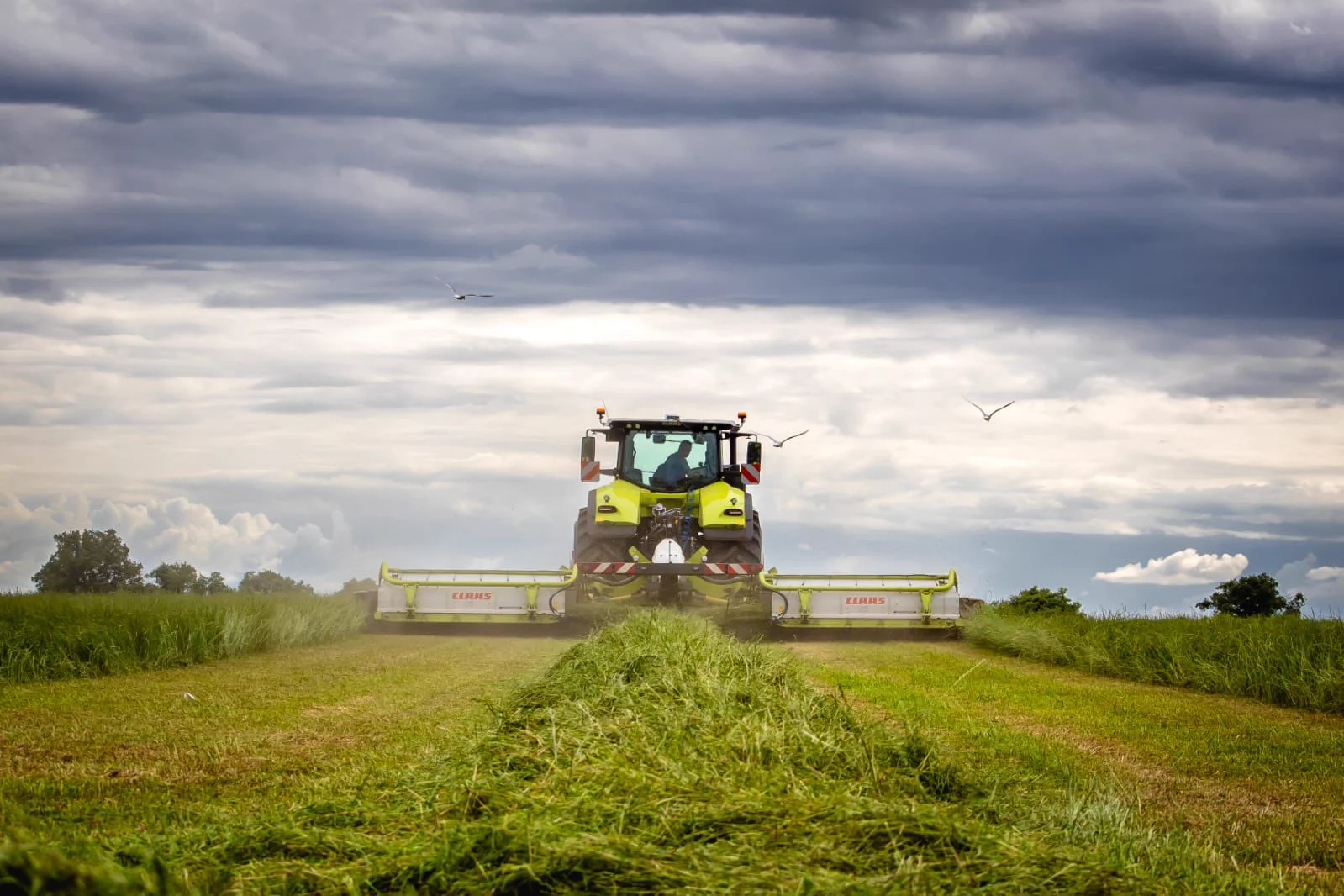 Tracteur agricole moderne du Groupe Martin au travail dans un champ